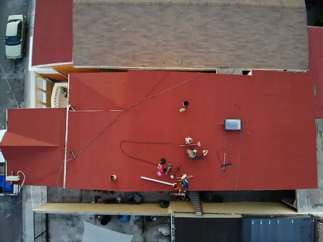 Membrana prefabricada arenada roja instalada en techo