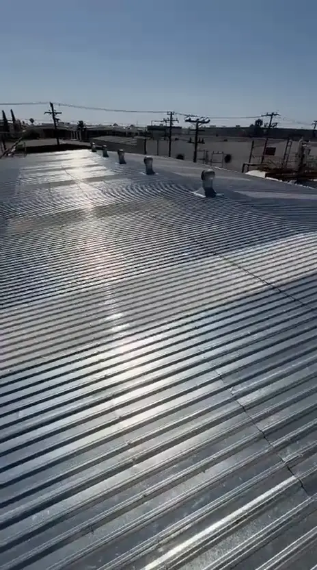 Video: cubierta metálica acanalada en obra comercial