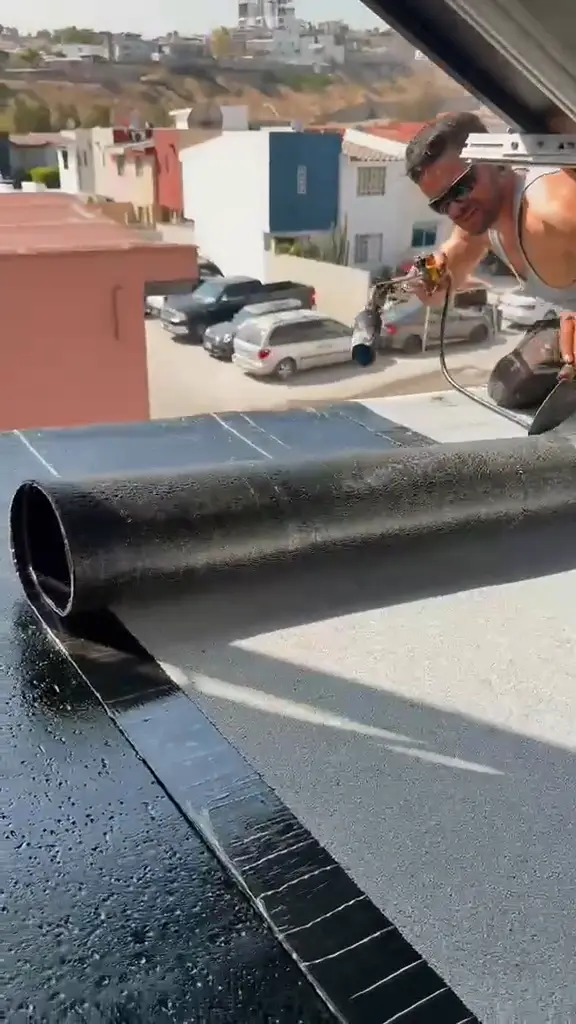 Video: membrana prefabricada en casa de fraccionamiento